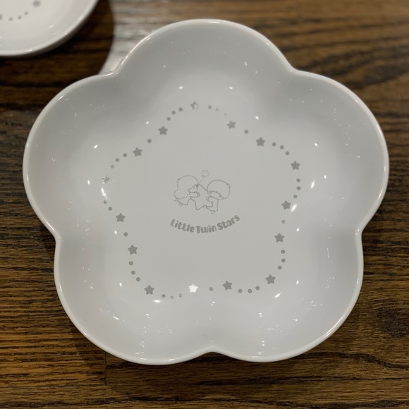 Rare Like New Le Creuset Little Twin Stars White Medium Flower Dishes Set of 2 - Picture 3 of 6